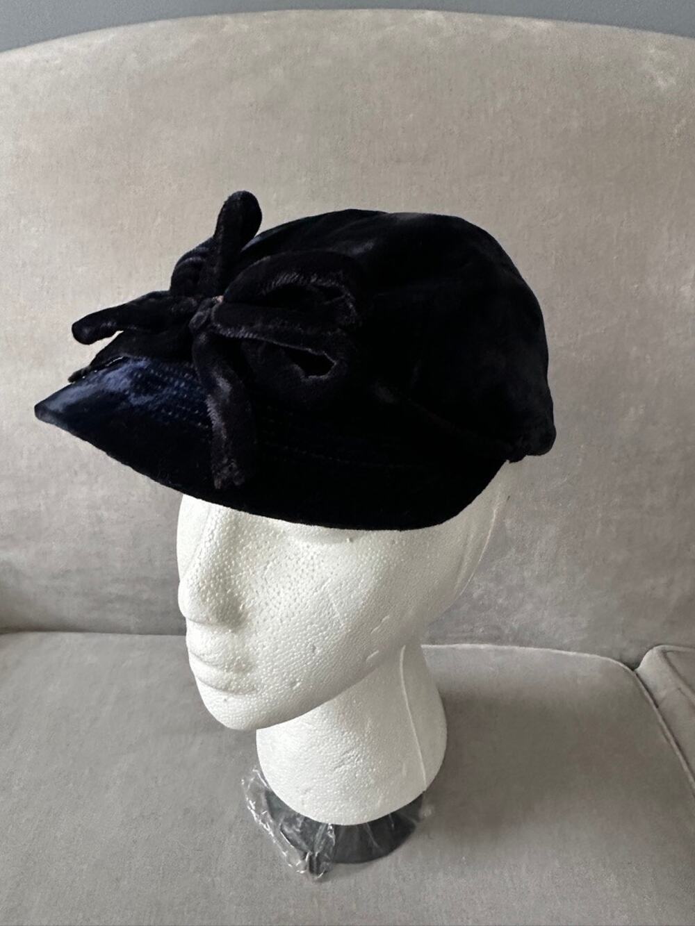 Vintage 1960s navy velvet newsboy cap